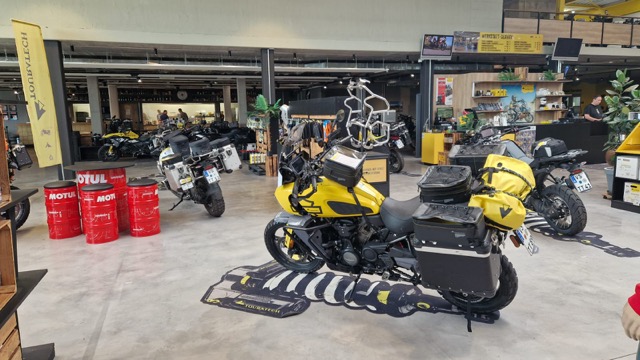Tag4: Touratech Laden